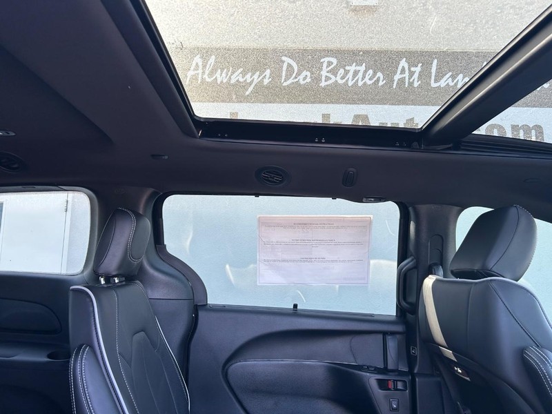 Chrysler Pacifica Vehicle Full-screen Gallery Image 11