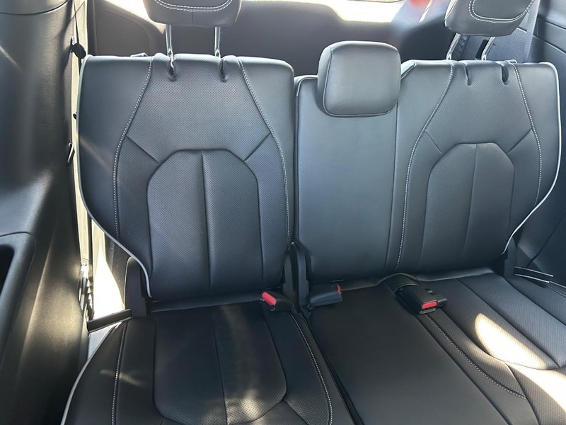 Chrysler Pacifica Vehicle Full-screen Gallery Image 13