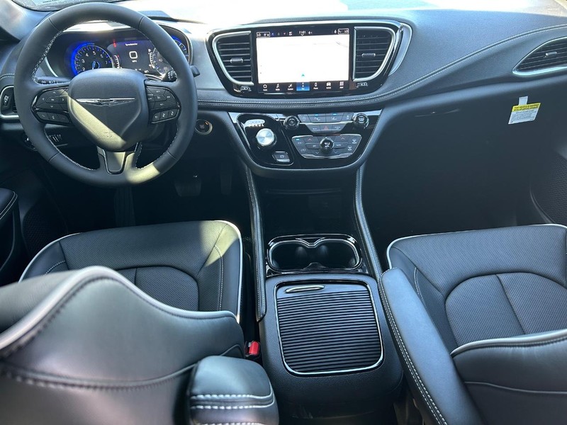 Chrysler Pacifica Vehicle Full-screen Gallery Image 14