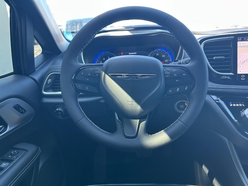 Chrysler Pacifica Vehicle Full-screen Gallery Image 15