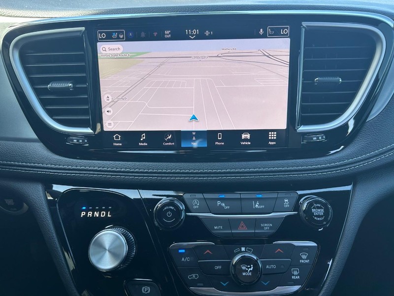 Chrysler Pacifica Vehicle Full-screen Gallery Image 16