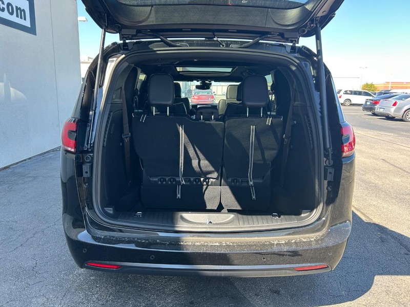 Chrysler Pacifica Vehicle Full-screen Gallery Image 17