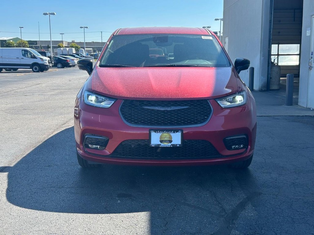 Chrysler Pacifica Vehicle Full-screen Gallery Image 3