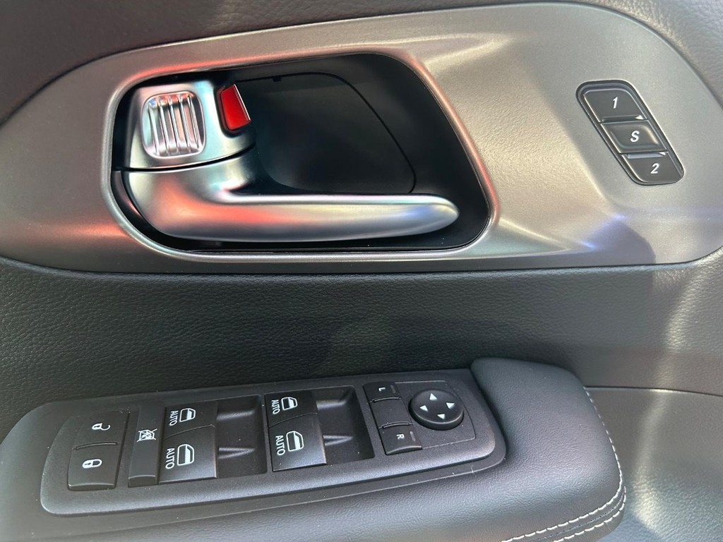 Chrysler Pacifica Vehicle Full-screen Gallery Image 4