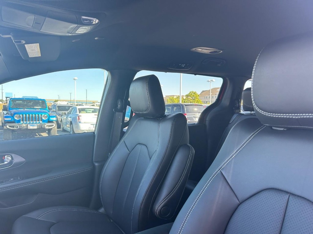 Chrysler Pacifica Vehicle Full-screen Gallery Image 5