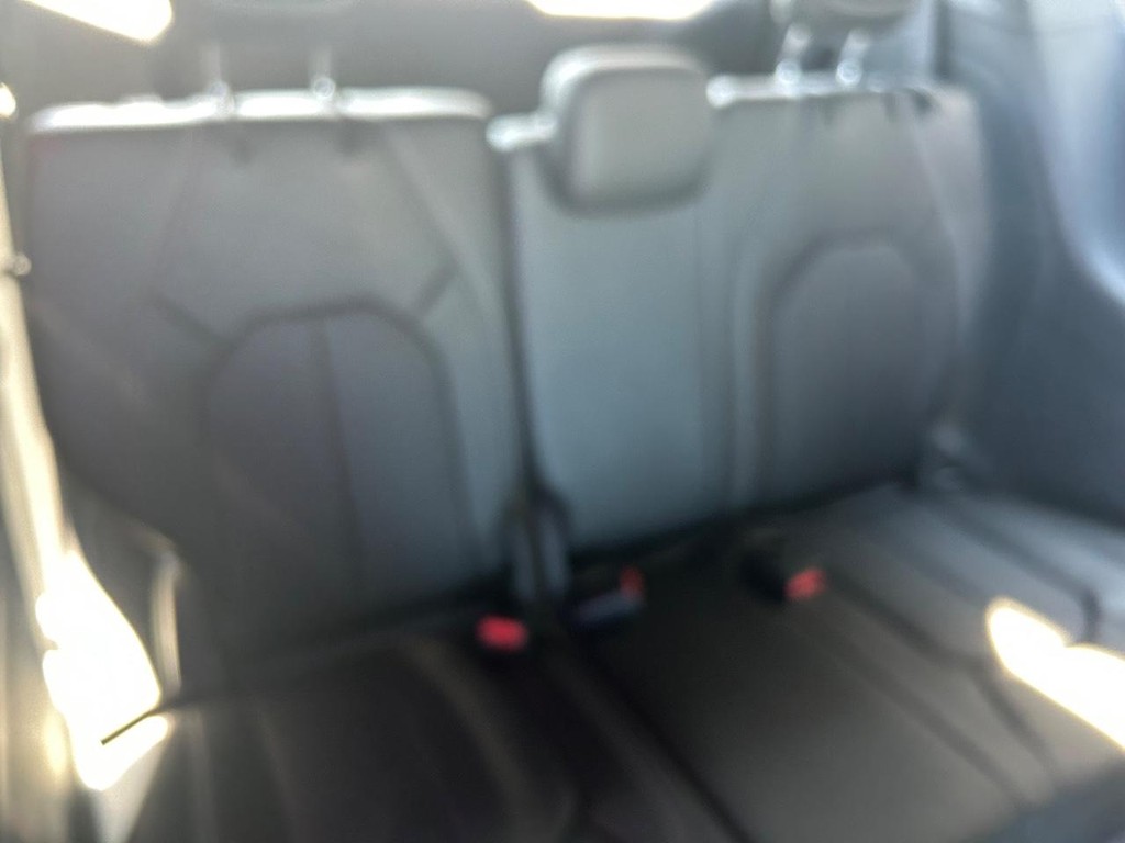 Chrysler Pacifica Vehicle Full-screen Gallery Image 11