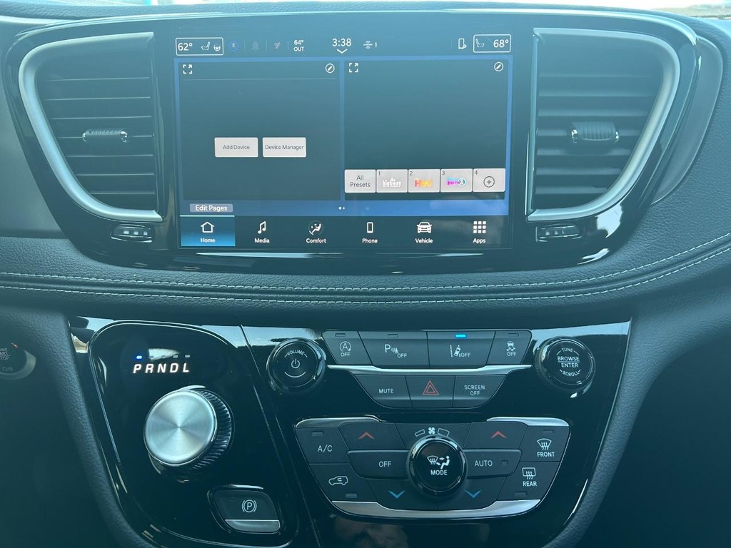 Chrysler Pacifica Vehicle Full-screen Gallery Image 14