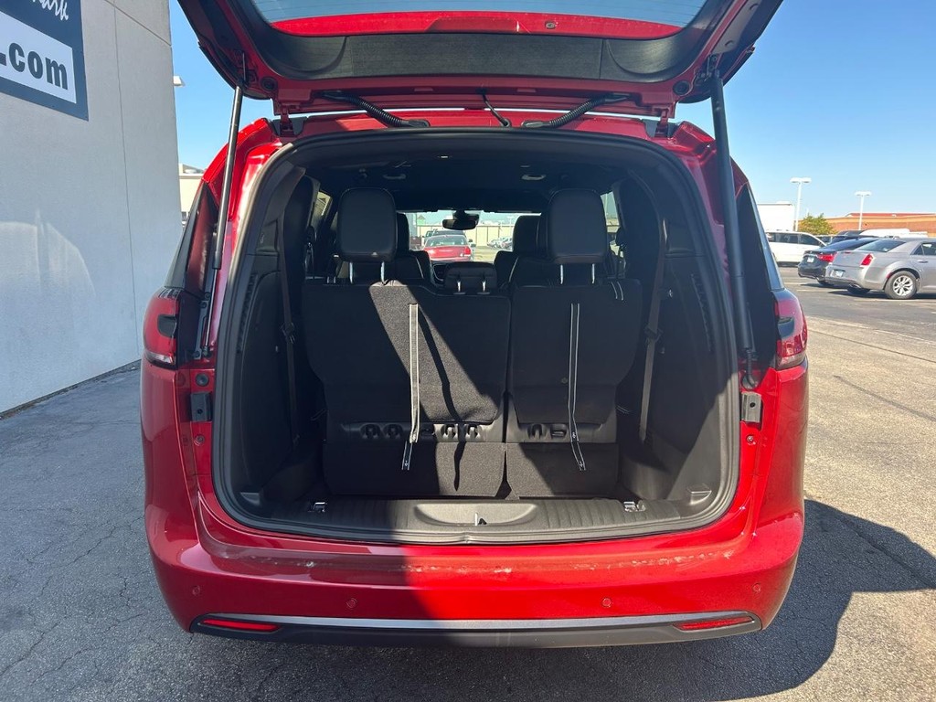 Chrysler Pacifica Vehicle Full-screen Gallery Image 15