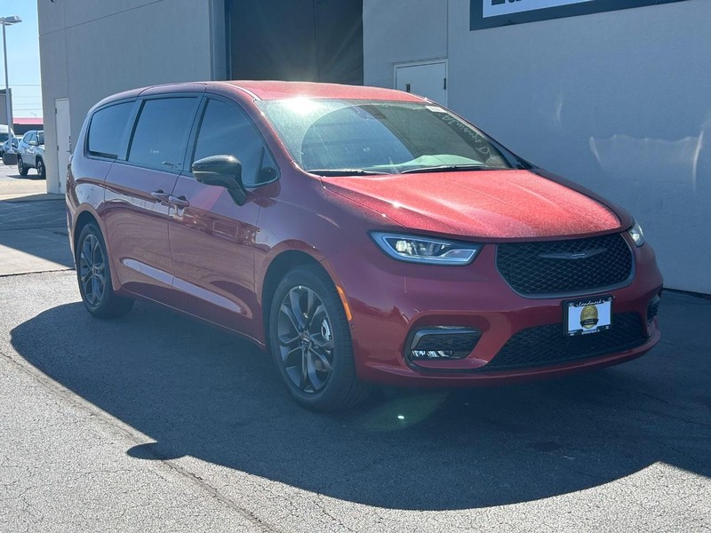 Chrysler Pacifica Vehicle Full-screen Gallery Image 2