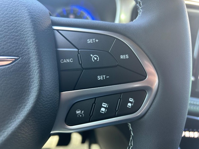 Chrysler Pacifica Vehicle Full-screen Gallery Image 7
