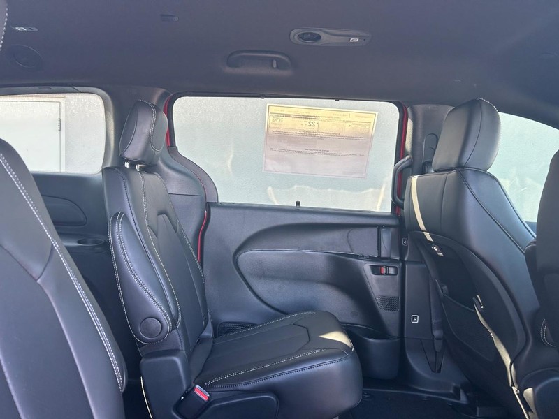 Chrysler Pacifica Vehicle Full-screen Gallery Image 10