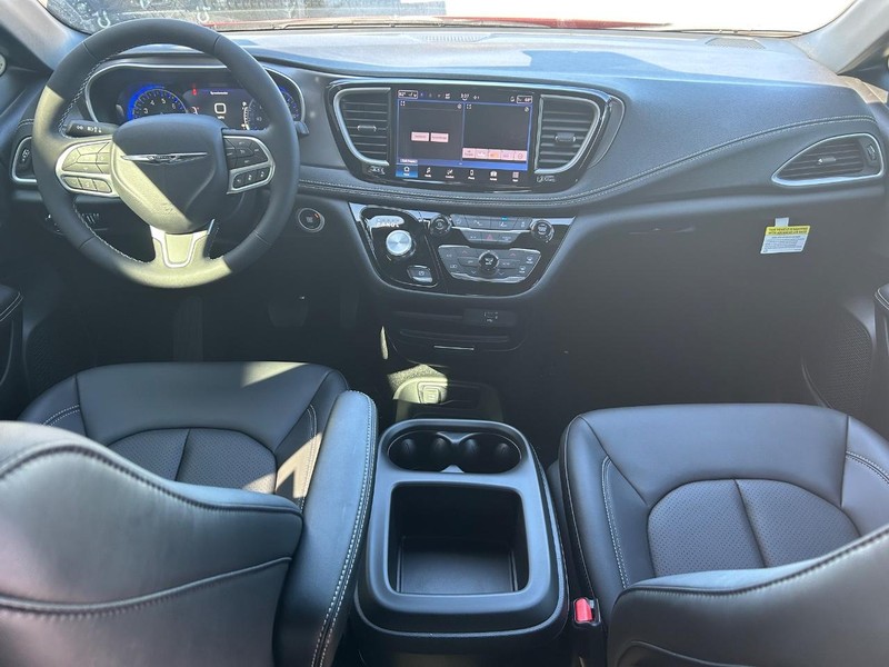 Chrysler Pacifica Vehicle Full-screen Gallery Image 12