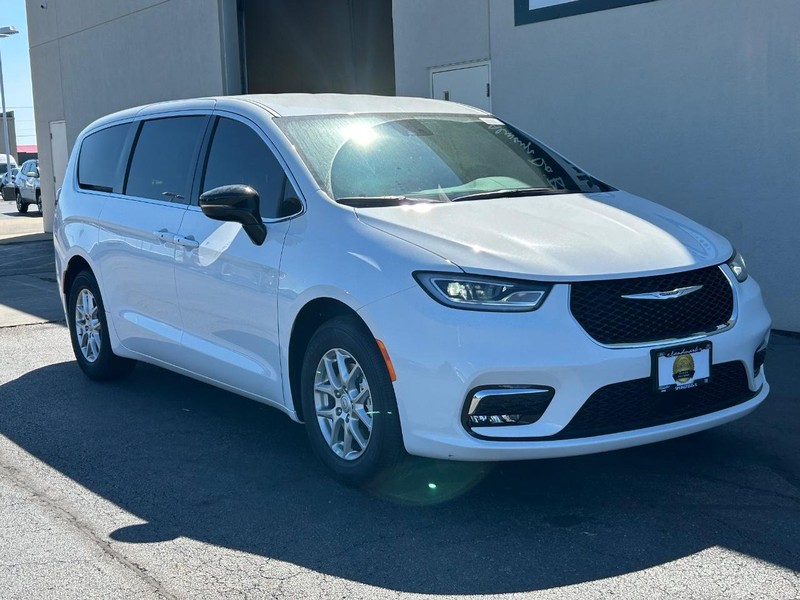 Chrysler Pacifica Vehicle Full-screen Gallery Image 2