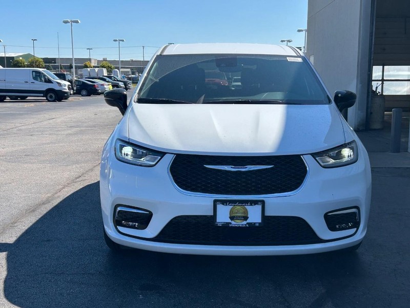 Chrysler Pacifica Vehicle Full-screen Gallery Image 3