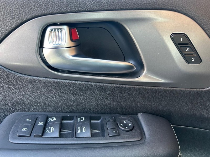 Chrysler Pacifica Vehicle Full-screen Gallery Image 4