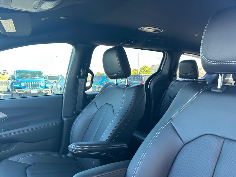 Chrysler Pacifica Vehicle Full-screen Gallery Image 5