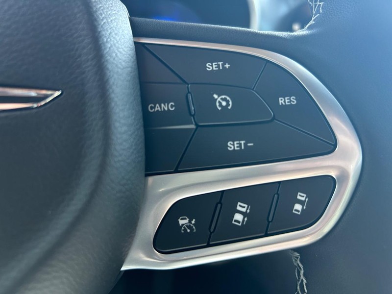 Chrysler Pacifica Vehicle Full-screen Gallery Image 7