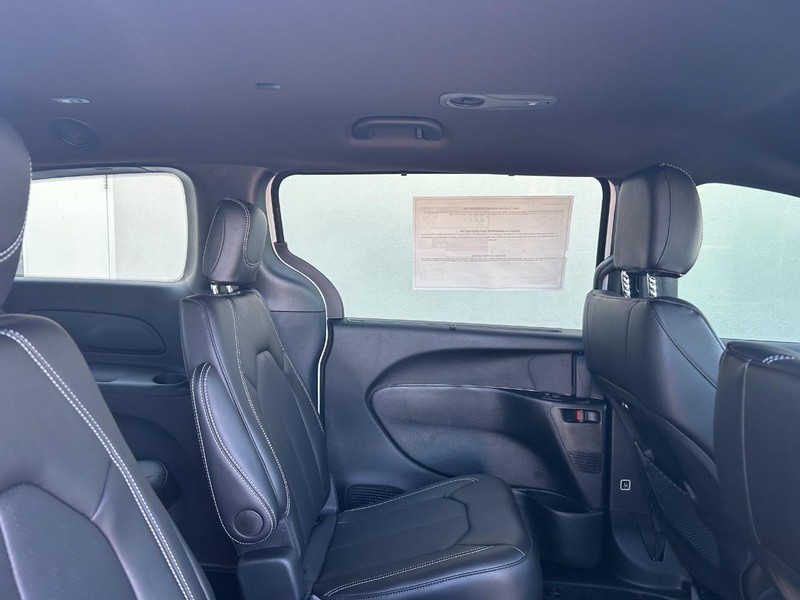 Chrysler Pacifica Vehicle Full-screen Gallery Image 10