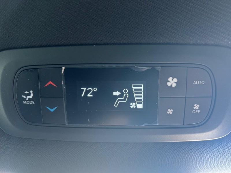 Chrysler Pacifica Vehicle Full-screen Gallery Image 11