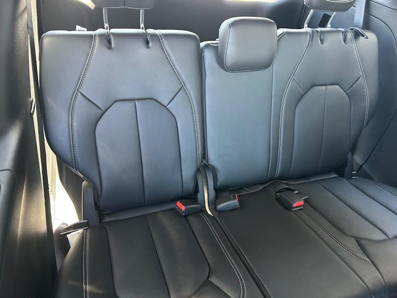 Chrysler Pacifica Vehicle Full-screen Gallery Image 12