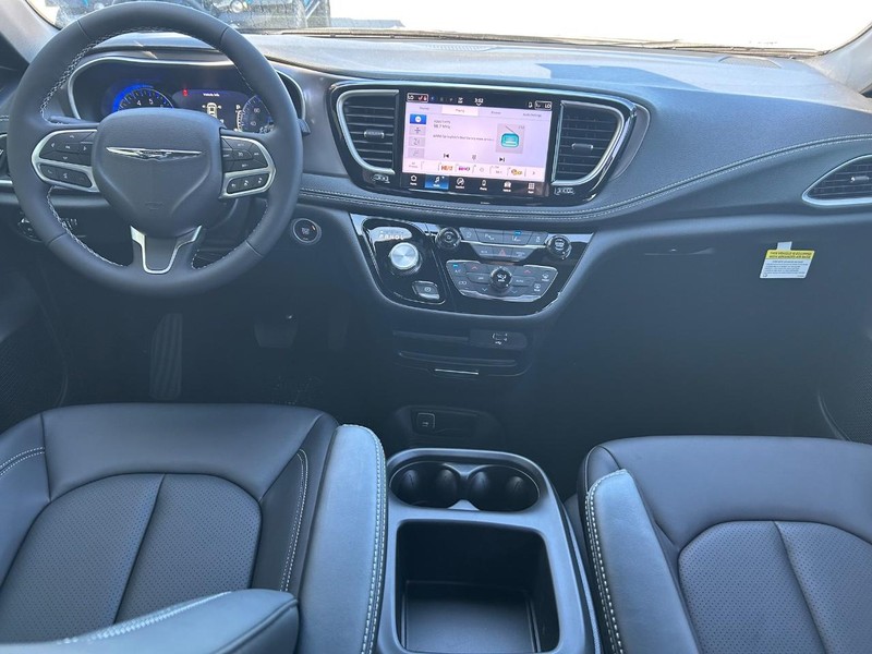 Chrysler Pacifica Vehicle Full-screen Gallery Image 13