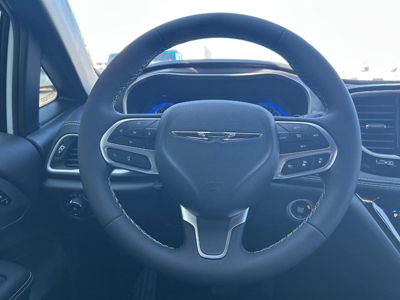 Chrysler Pacifica Vehicle Full-screen Gallery Image 14