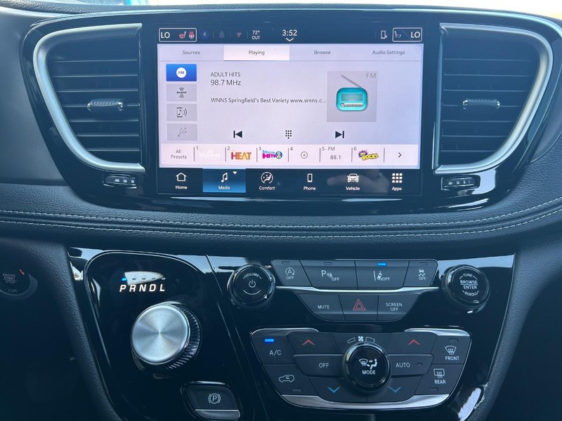 Chrysler Pacifica Vehicle Full-screen Gallery Image 15