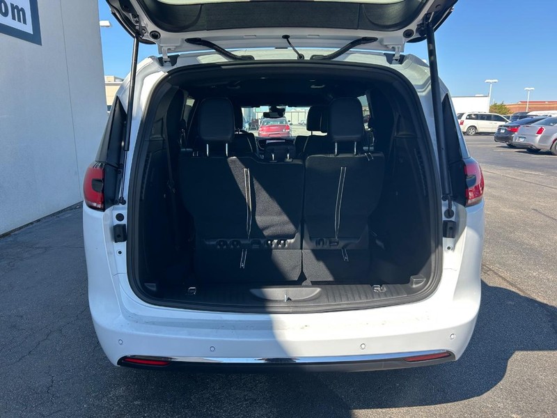 Chrysler Pacifica Vehicle Full-screen Gallery Image 16