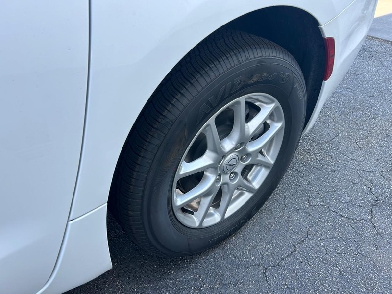 Chrysler Pacifica Vehicle Full-screen Gallery Image 17