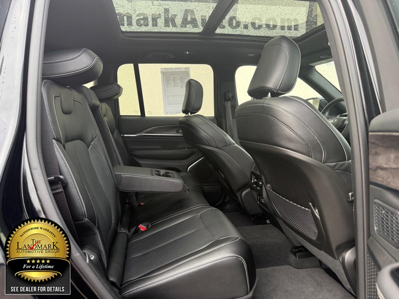 Jeep Grand Cherokee Vehicle Full-screen Gallery Image 10