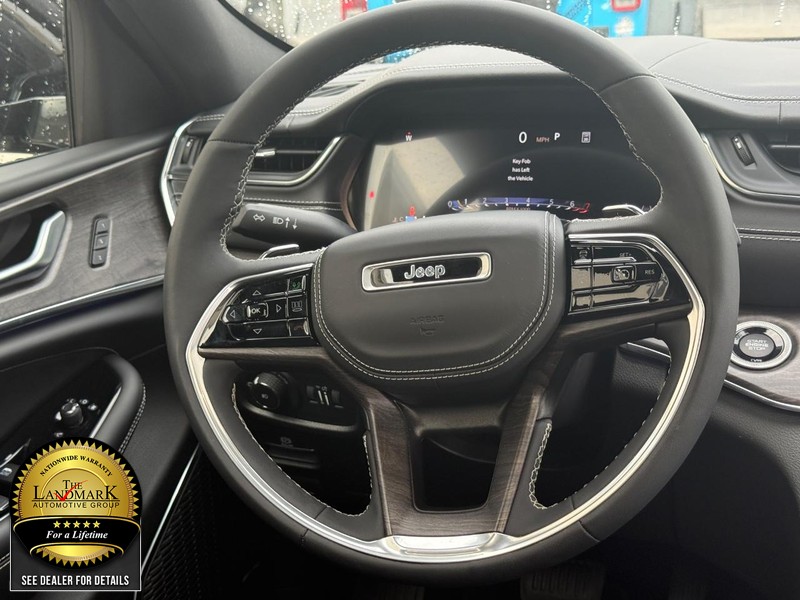 Jeep Grand Cherokee Vehicle Full-screen Gallery Image 14