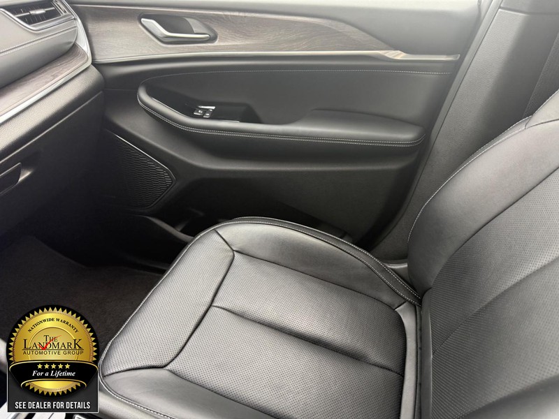 Jeep Grand Cherokee Vehicle Full-screen Gallery Image 22