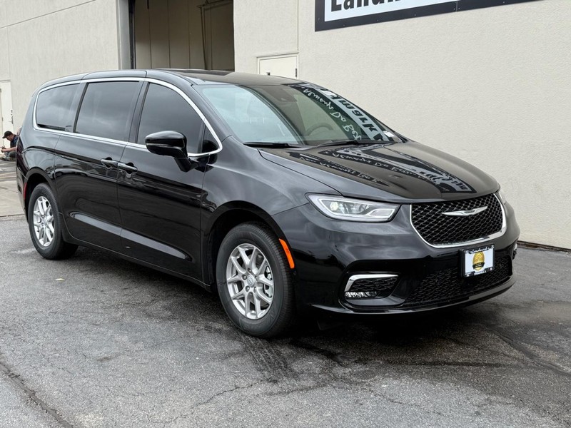 Chrysler Pacifica Vehicle Full-screen Gallery Image 2