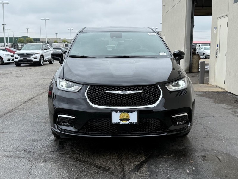 Chrysler Pacifica Vehicle Full-screen Gallery Image 3