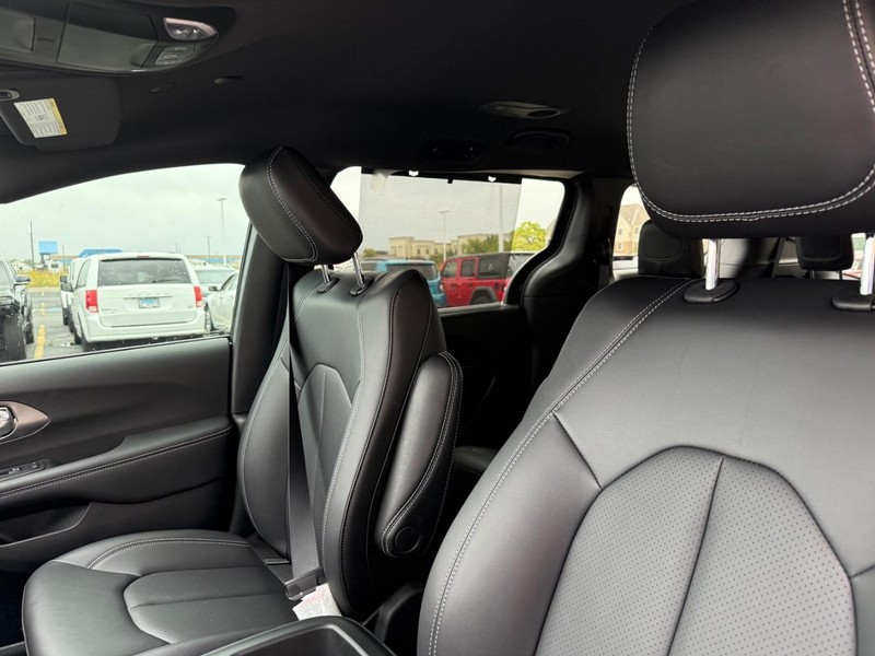 Chrysler Pacifica Vehicle Full-screen Gallery Image 5