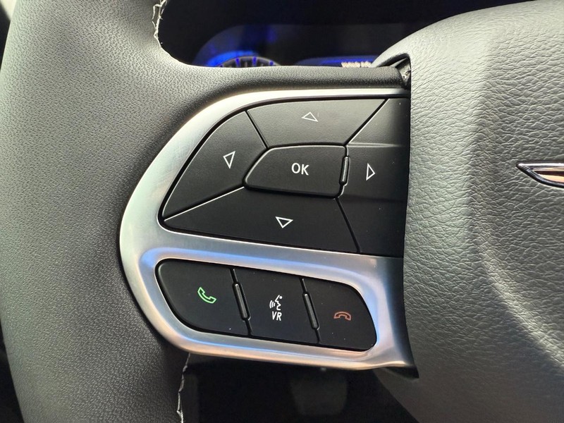 Chrysler Pacifica Vehicle Full-screen Gallery Image 6