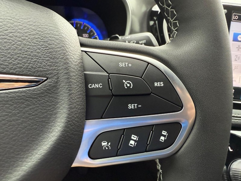 Chrysler Pacifica Vehicle Full-screen Gallery Image 7