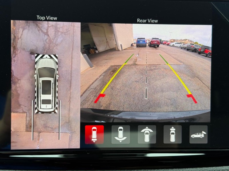 Chrysler Pacifica Vehicle Full-screen Gallery Image 8