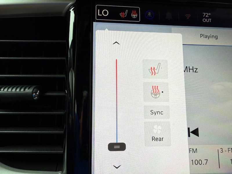 Chrysler Pacifica Vehicle Full-screen Gallery Image 9