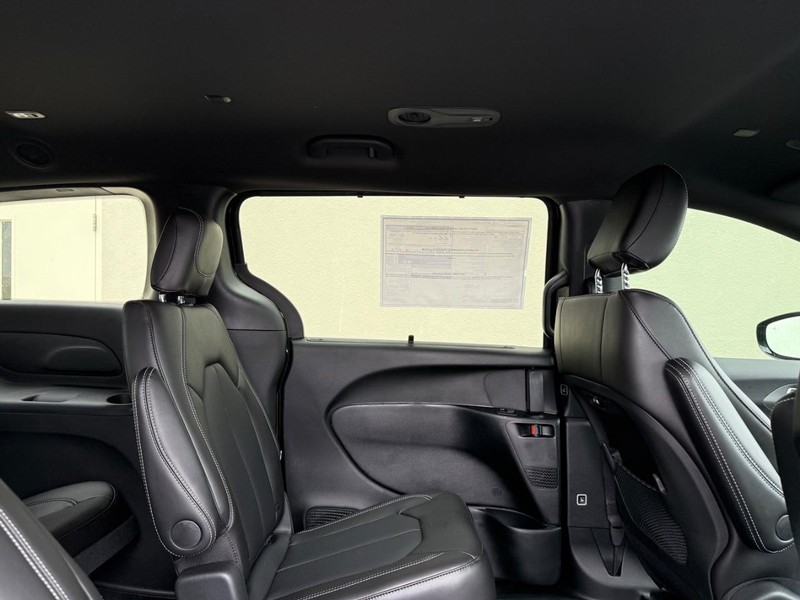 Chrysler Pacifica Vehicle Full-screen Gallery Image 10