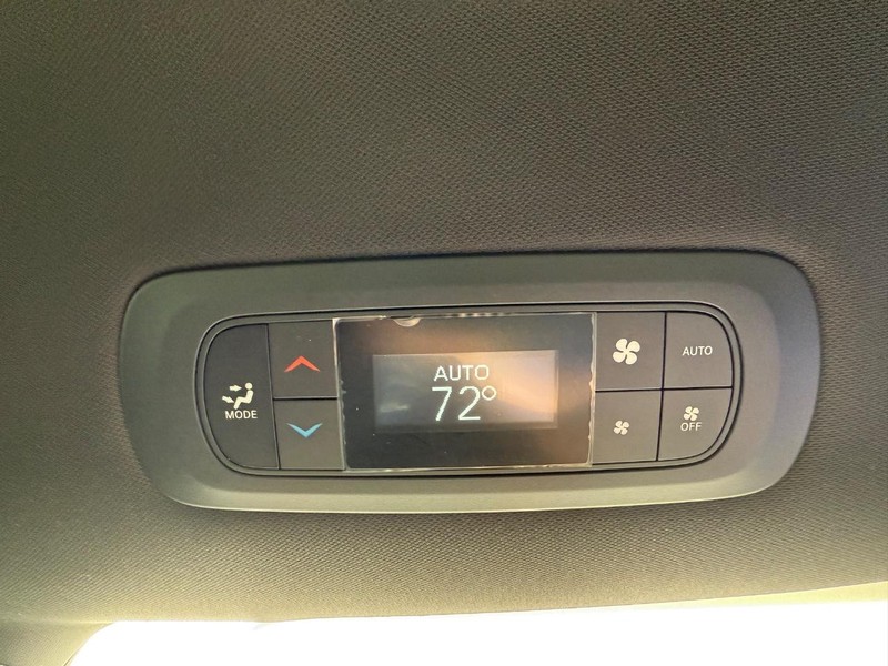 Chrysler Pacifica Vehicle Full-screen Gallery Image 11