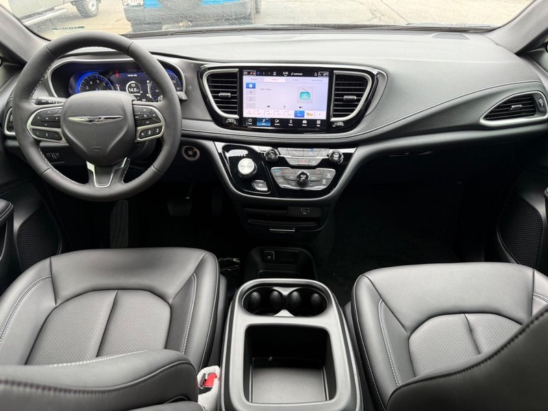 Chrysler Pacifica Vehicle Full-screen Gallery Image 13