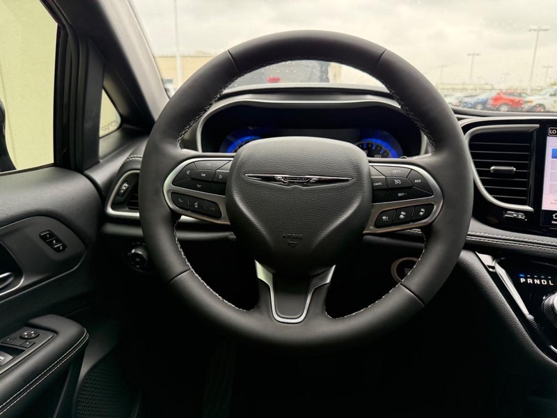 Chrysler Pacifica Vehicle Full-screen Gallery Image 14