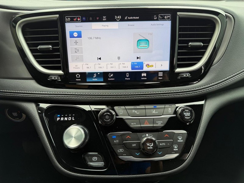 Chrysler Pacifica Vehicle Full-screen Gallery Image 15