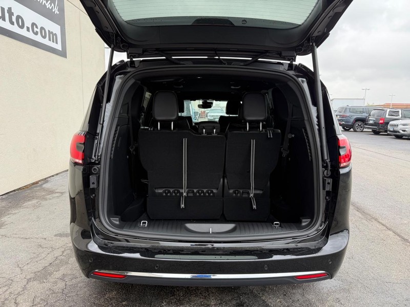 Chrysler Pacifica Vehicle Full-screen Gallery Image 16