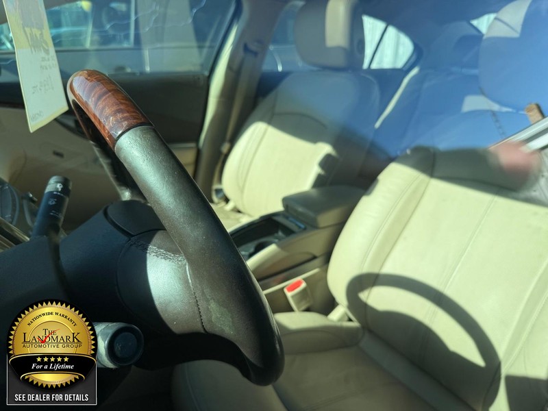 Buick LaCrosse Vehicle Full-screen Gallery Image 3