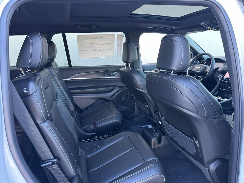 Jeep Grand Cherokee L Vehicle Full-screen Gallery Image 4