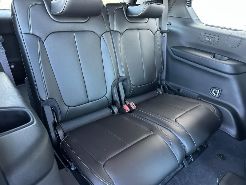 Jeep Grand Cherokee L Vehicle Full-screen Gallery Image 5