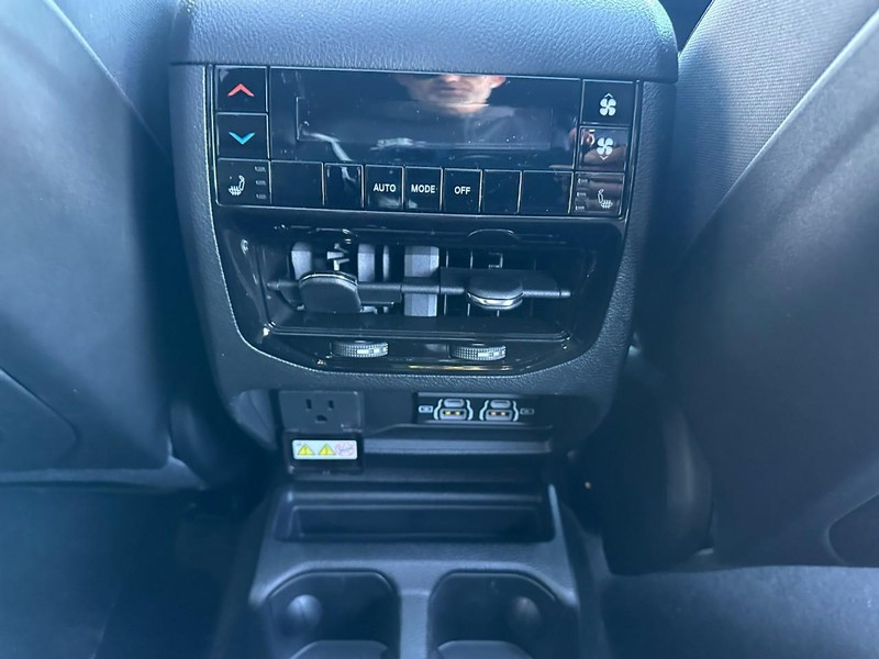 Jeep Grand Cherokee L Vehicle Full-screen Gallery Image 6