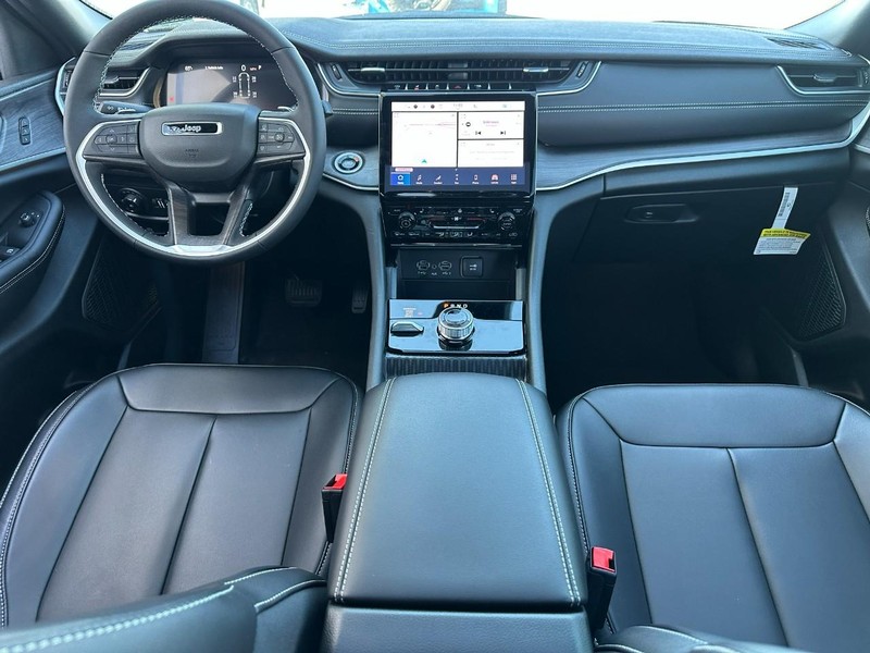 Jeep Grand Cherokee L Vehicle Full-screen Gallery Image 8